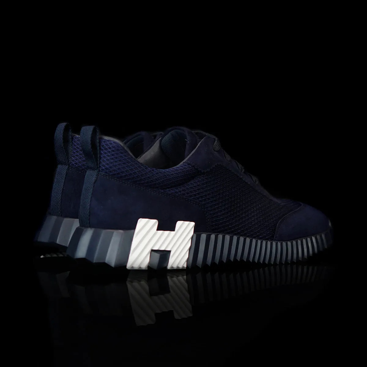 Bouncing Sneaker